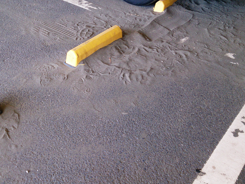 青空駐車場は砂で汚れてしまう